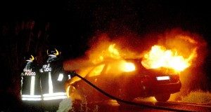 Panico ad Avellino, auto in fiamme: chiusa la statale delle Puglie