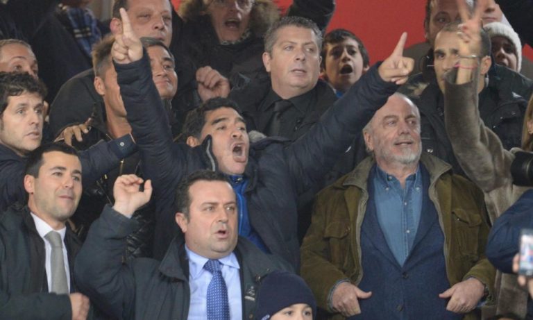 Napoli-Roma: Maradona al San Paolo, tifosi in delirio