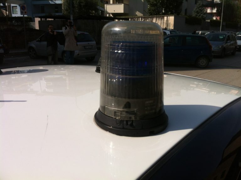 Forzano posto di blocco, inseguiti si disfano di due pistole con matricola abrasa