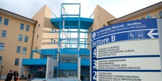 Incredibile: pazienti su sdraio all’ospedale Moscati di Avellino, gravissimi disagi