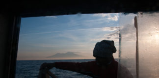 Reportage sui pescatori di Pozzuoli: duro lavoro e pochi soldi, tra liturgie e “trattative” al mercato (Foto)