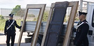 Montesarchio: sorpresi a rubare porte antiche, due giovani in manette