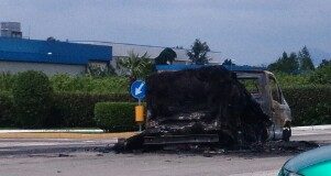 Gricignano, mezzo in fiamme in zona Asi FOTO