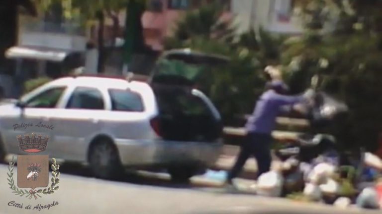 Afragola, sindaco vieta trasporto sacchetti rifiuti in auto, multe salate