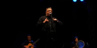 Peppe Barra incanta la piazza di Acerra e ringrazia: come a teatro