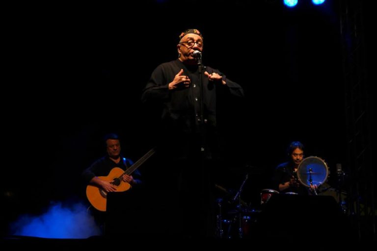 Peppe Barra incanta la piazza di Acerra e ringrazia: come a teatro