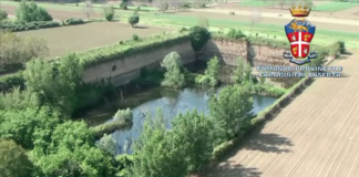 Rifiuti tombati a ridosso della falda acquifera, sequestrata cava Monti a Maddaloni: tre avvisi di garanzia VIDEO