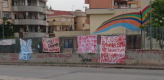 Aversa: 13enne stroncato da malore, il commosso ricordo degli amici. Striscioni all’esterno della Cimarosa FOTO
