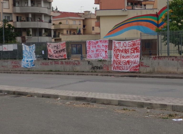 Aversa: 13enne stroncato da malore, il commosso ricordo degli amici. Striscioni all’esterno della Cimarosa FOTO