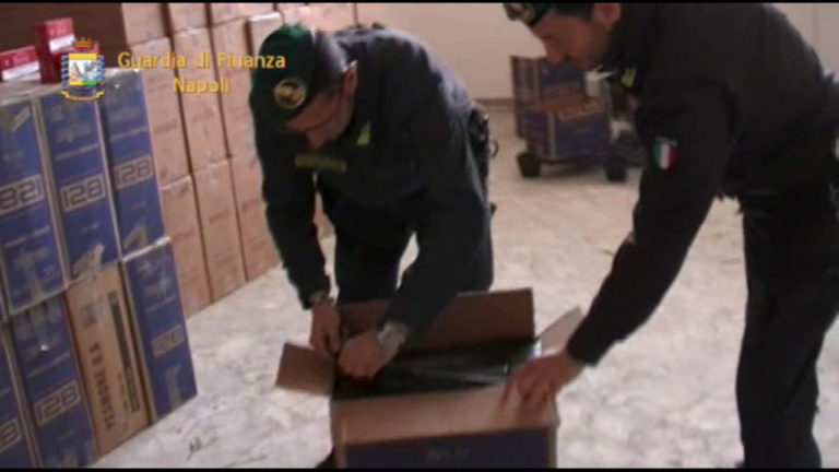 Casalnuovo, scoperto deposito di sigarette di contrabbando: due arresti