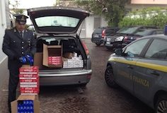 Trasportava 40 kg di sigarette di contrabbando, 43enne in manette ad Afragola