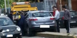 Aversa: auto incastrata sul cordolo di viale Kennedy, arriva il carro attrezzi FOTO
