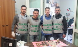 Castel Volturno: 2 chili di eroina sotterrati in giardino, negozio di abbigliamento come copertura