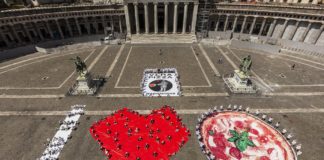 Si chiude il Pizzafestival, 10mila persone al giorno: flash mob in piazza Dante