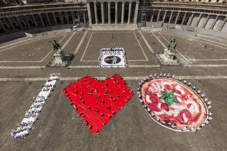 Si chiude il Pizzafestival, 10mila persone al giorno: flash mob in piazza Dante