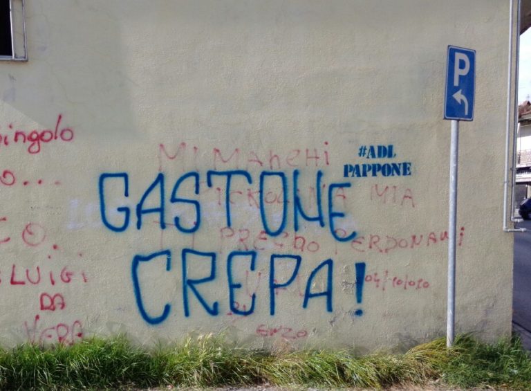 Cesa: cresce odio ultrà, scritta contro “Gastone” in pieno centro. FOTO