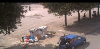 Aversa: gettano lavandino in Piazza Marconi, incastrate da telecamera