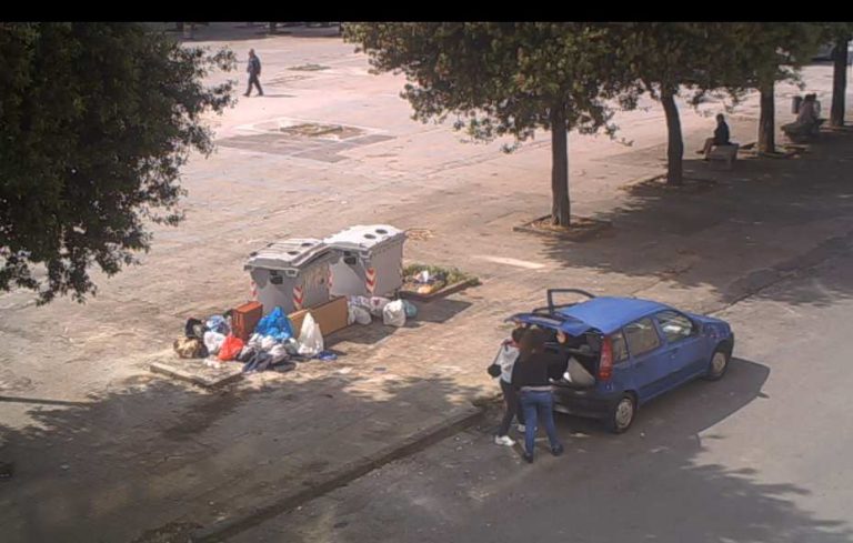 Aversa: gettano lavandino in Piazza Marconi, incastrate da telecamera