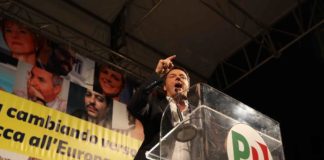 Renzi a Napoli sfida Grillo: “La piazza è casa nostra”. E poi canta l’inno di Mameli