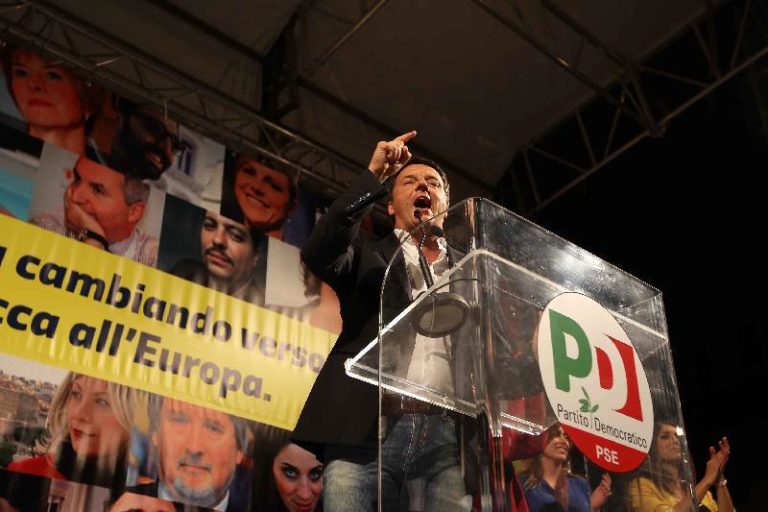 Renzi a Napoli sfida Grillo: “La piazza è casa nostra”. E poi canta l’inno di Mameli