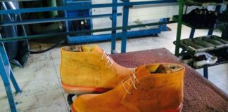 Aversa: l’Arco dell’Annunziata impresso sulle scarpe, l’ideatore: “Indosso con orgoglio un simbolo della città che amo”