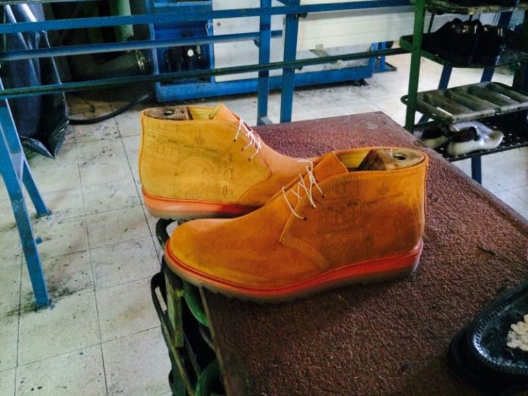 Aversa: l’Arco dell’Annunziata impresso sulle scarpe, l’ideatore: “Indosso con orgoglio un simbolo della città che amo”