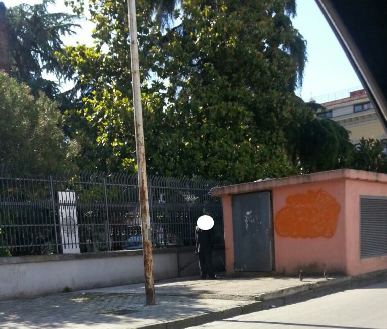 Aversa: incredibile sulla Variante, uomo urina sul marciapiede FOTO