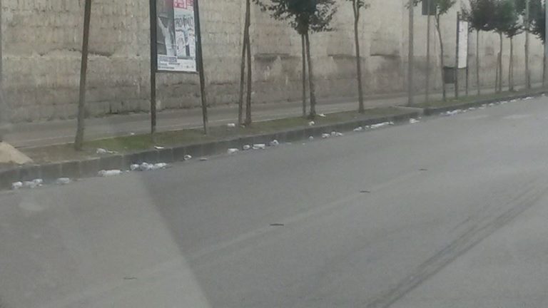 Aversa: la Stranormanna lascia il segno, centinaia di bottiglie di plastica in via Saporito FOTO