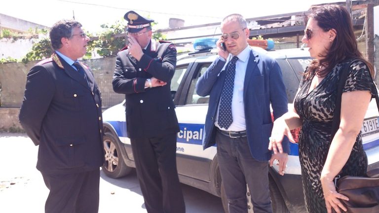 Mondragone: parte la crociata contro gli sversamenti illeciti, controlli anche per chi fitta tuguri a migranti