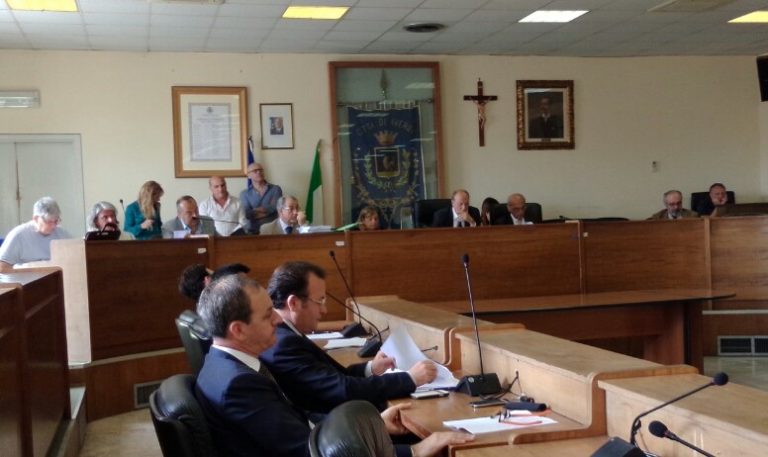 Aversa: maggioranza inchiodata alle poltrone per votare il consuntivo. Capasso show: città come la Svizzera