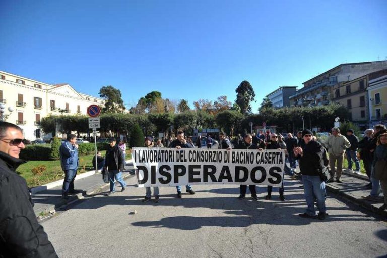 Cosparse di benzina 2 colleghi durante protesta a Caserta, scarcerato operaio del Cub