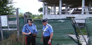 Sorpreso a rubare ponteggi in un cantiere, cerca di scappare nei campi: in arresto