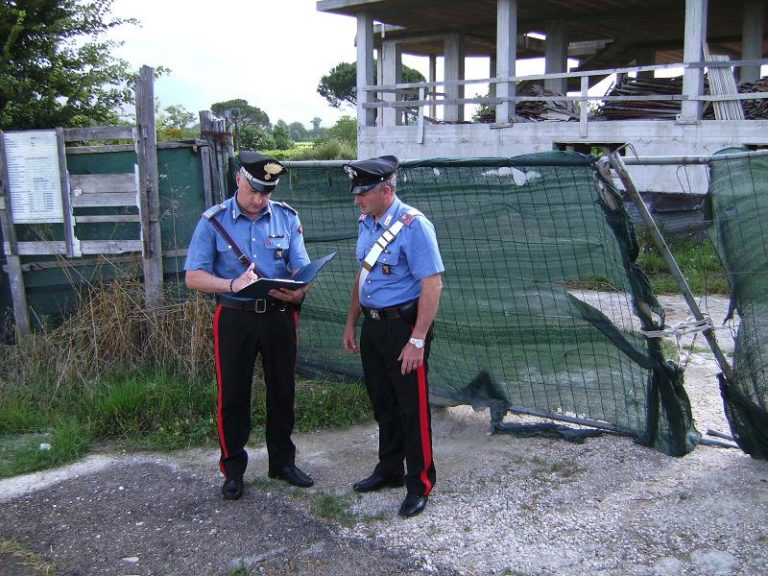Sorpreso a rubare ponteggi in un cantiere, cerca di scappare nei campi: in arresto