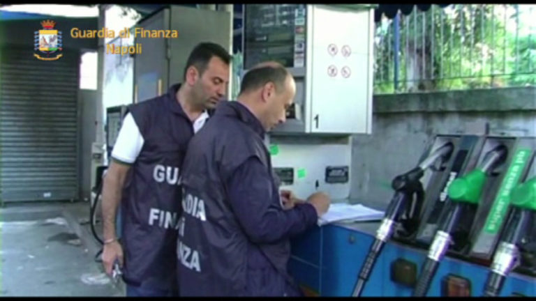 Napoli: pompe di benzina modificate e evasione fiscale, scatta il blitz: sigilli a 26 impianti
