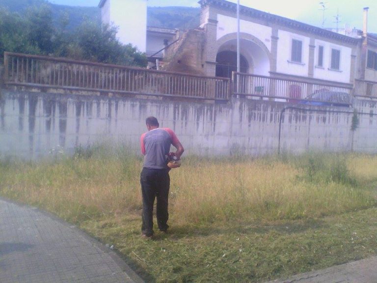 Santa Maria a Vico: l’assessore Affinita ripulisce il giardino del Rosciano e del Maielli