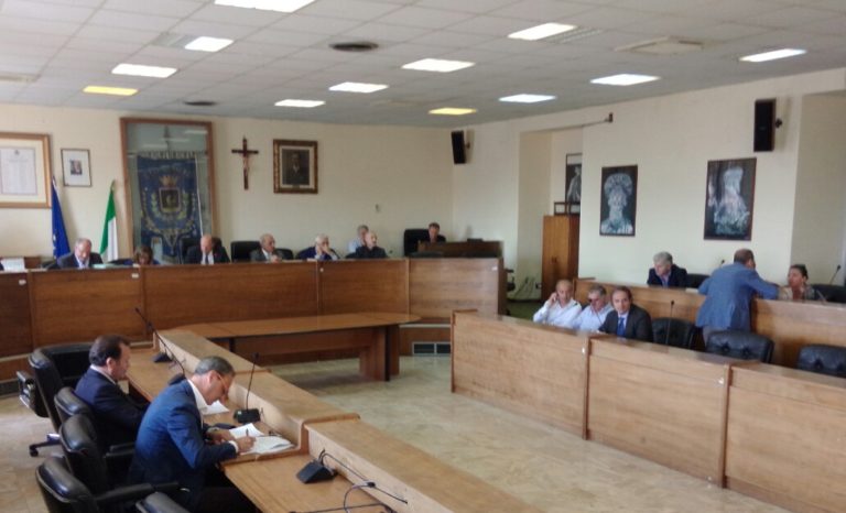 Aversa: la maggioranza ‘boicotta’ le interrogazioni di Della Valle, salta il numero legale in assise