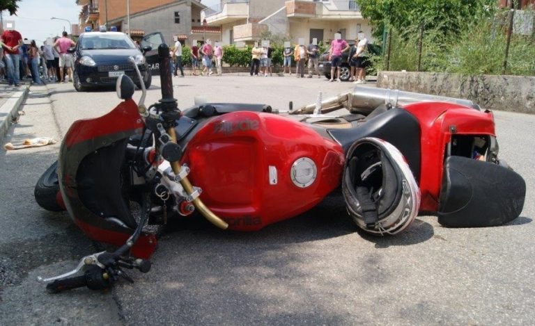 Auto contro moto ad Airola: centauro muore durante disperata corsa in ospedale