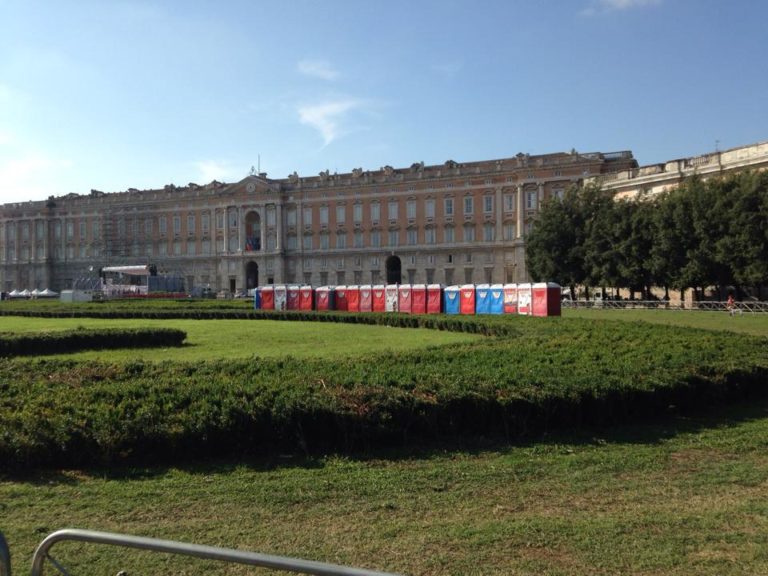 Caserta pronta per accogliere Papa Francesco, ecco com’è Piazza Carlo III FOTOGALLERY