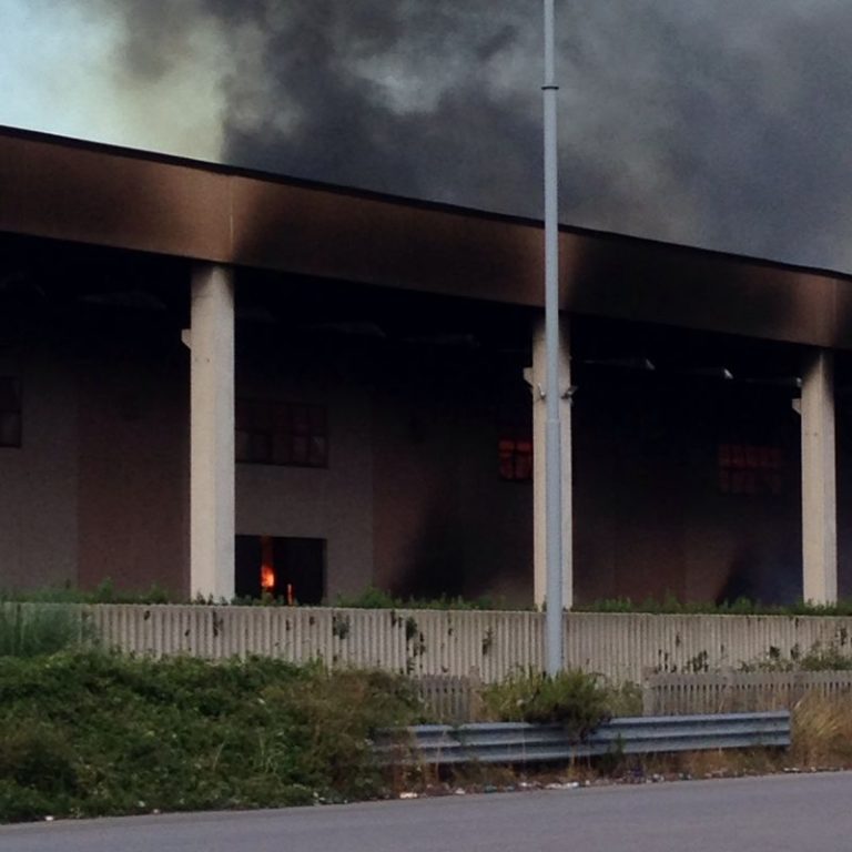 Inferno in Zona Asi Teverola Carinaro, in fiamme azienda FOTOGALLERY