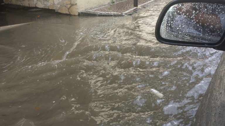 Aversa: strade sporche e caditoie intasate, via Linguiti si allaga LE FOTO