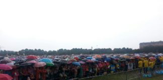 Papa Francesco a Caserta: piove con insistenza, la piazza è gremita FOTOGALLERY