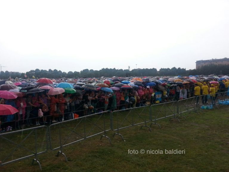 Papa Francesco a Caserta: piove con insistenza, la piazza è gremita FOTOGALLERY