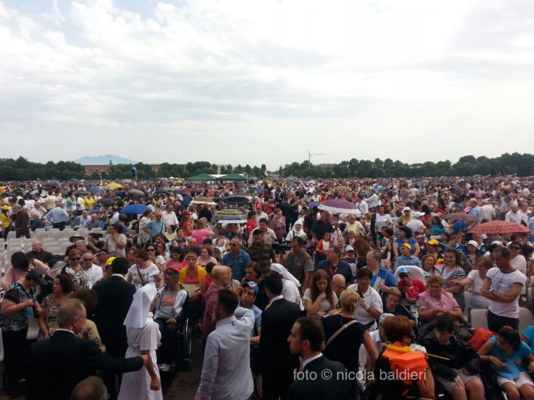 Papa a Caserta, cresce l’attesa in piazza Carlo III FOTOGALLERY