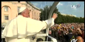 Papa Francesco tra la folla ai campetti FOTOGALLERY