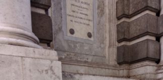 Aversa: tag e scritte, imbrattato anche l’Arco dell’Annunziata