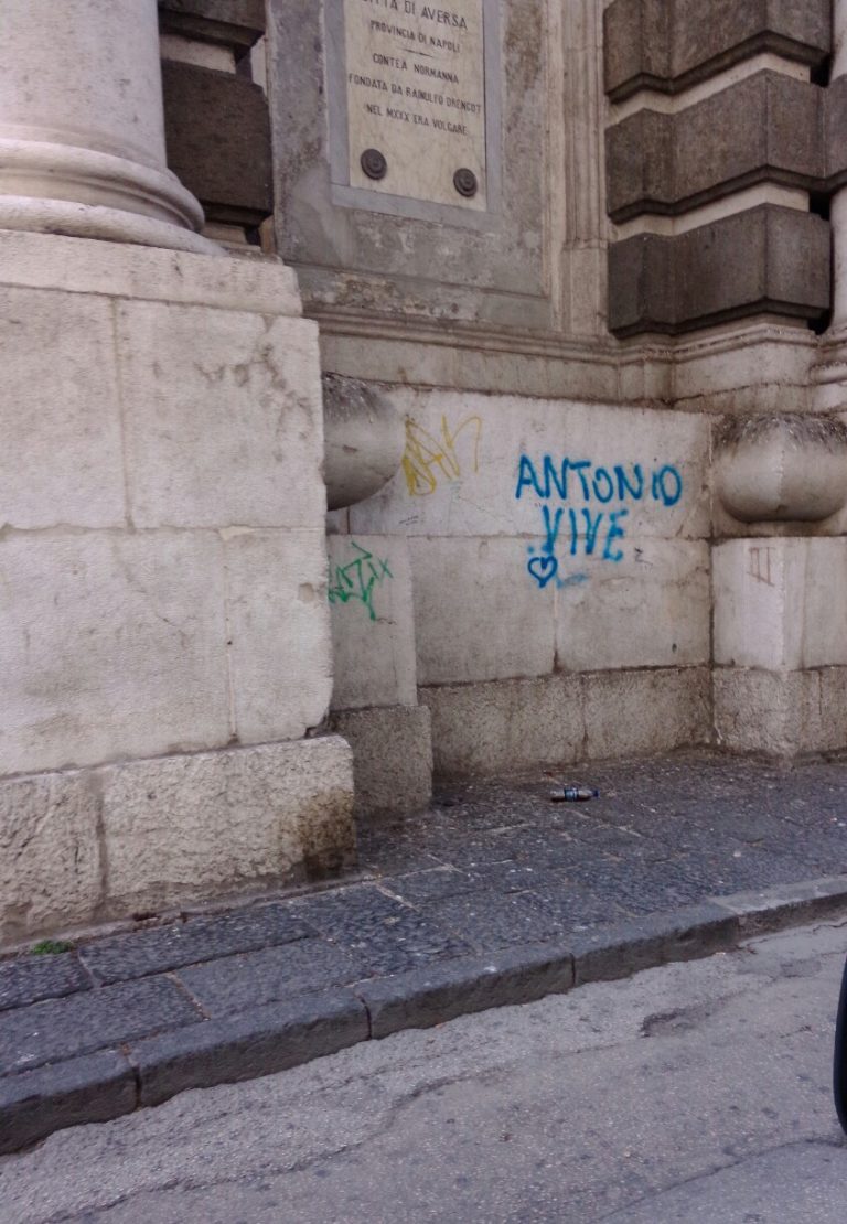 Aversa: tag e scritte, imbrattato anche l’Arco dell’Annunziata