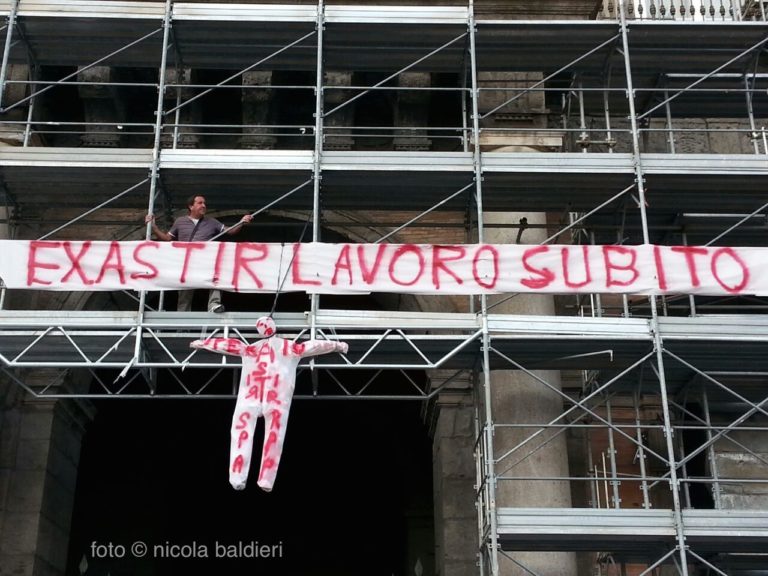 Napoli: protesta choc dei lavoratori Astir, manichino impiccato alle impalcature di Palazzo Reale LA FOTO