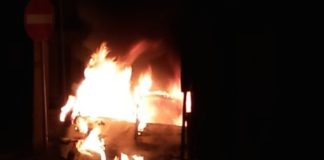 Ultim’ora Aversa: Fiat Punto distrutta dalle fiamme in via Santa Lucia FOTO