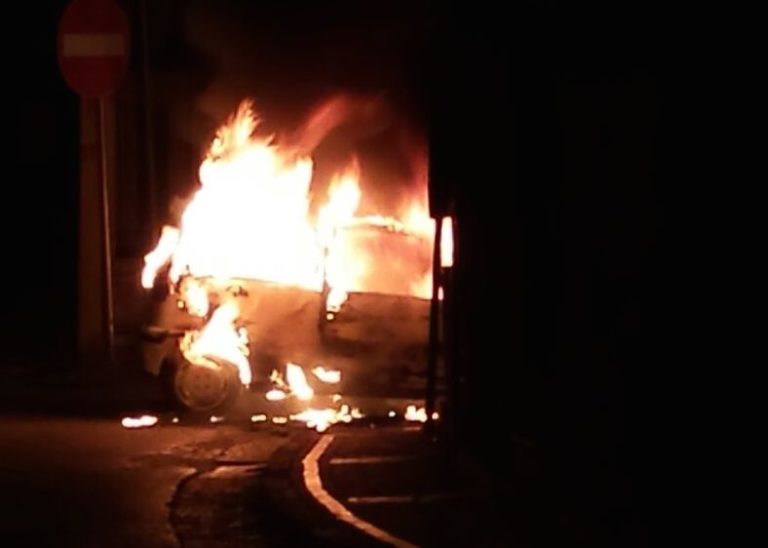 Ultim’ora Aversa: Fiat Punto distrutta dalle fiamme in via Santa Lucia FOTO