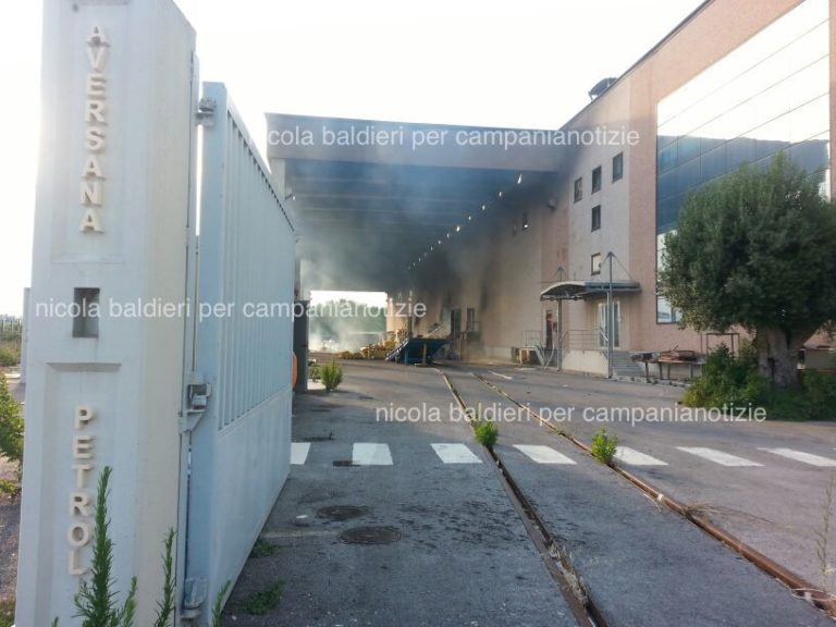Incendio in zona Asi a Teverola-Carinaro, in fiamme deposito di proprietà della famiglia Cosentino FOTO